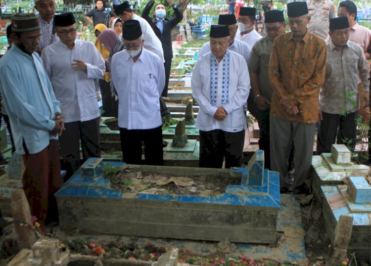 Pimpinan Pondok Modern Pesantren Darussalam Gontor KH M Akrim Mariyat ziara ke makam AM santri Gontor yang tewas karena dugaan penganiyaan/ist