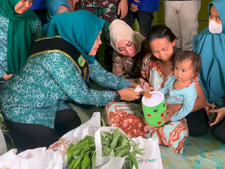 Pemuda Baylen bersama TP PKK Baylen menyalurkan bantuan untuk balita guna mengatasi stunting/ist