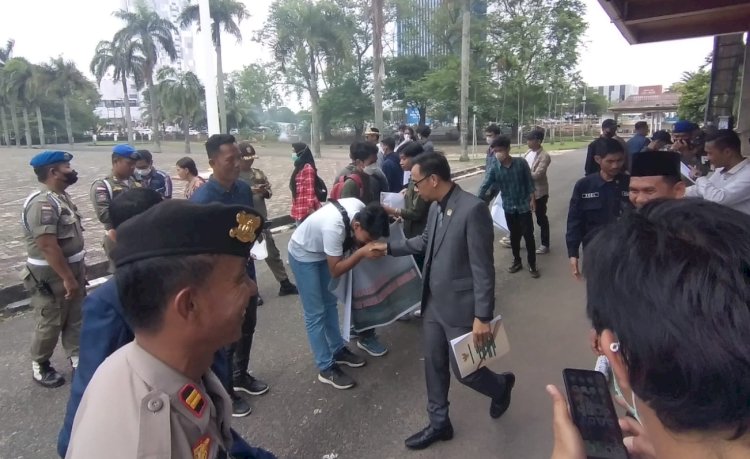 Suasana massa dari Lentera Hijau Sriwijaya saat menggelar unjuk rasa ke gedung DPRD Sumatera Selatan (Sumsel), Jumat (8/9). (Dudy Oskandar/rmolsumsel.id)