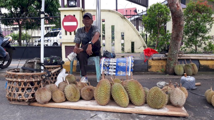 Pembeli buah durian mulai sepi menyusul masuh musim penghujung/Foto:RMOL