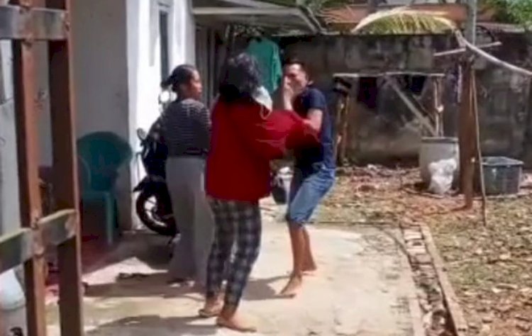 Detik-detik Maya dibacok seorang pria gegara menagih hutang/repro