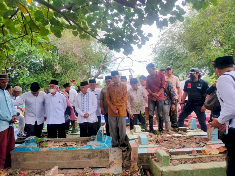 pimpinan Pondok Modern Pesantren Darussalam Gontor KH M Akrim Mariyat datang ke Tempat Pemakaman Umum (TPU) Sungai Selayur, Kecamatan Kalidoni, Palembang untuk berziarah ke makam AM (17) santri mereka yang tewas lantaran diduga menjadi korban kekerasan, Jumat (9/9/2022).