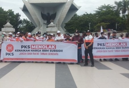 Dewan Pimpinan Wilayah (DPW) Partai Keadilan Sejahtera (PKS) Provinsi Sumatera Selatan (Sumsel) serta DPC PKS kota Palembang, Sabtu (10/9)  siang menggelar aksi demo damai di depan Monpera Sumsel. Aksi ini sendiri dihadiri kurang lebih 300 orang peserta. (IST/Rmolsumsel.id)