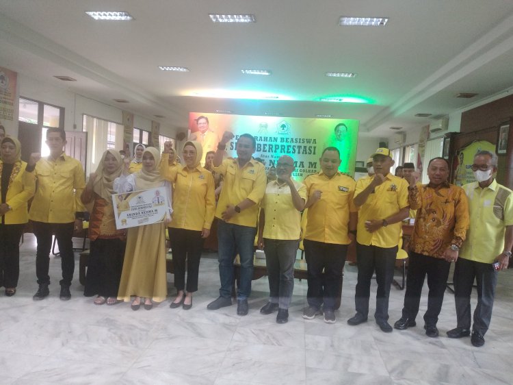 Pemberian beasiswa dari Partai Golkar ke Mahasiswi Fakultas Kedokteran Unsri, Adinda Nezma. (dudi oskandar/rmolsumsel.id)