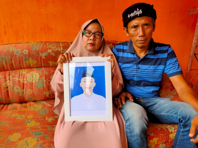 Soimah dan suaminya Rusdi nampak sedih dan terpukul saat mengunjungi makam putranya inisial AM (17) santri pondok pesantren Gontor yang tewas akibat dianiaya. (dok. Keluarga/ RmolSumsel.id)