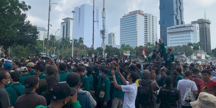  Mahasiswa dari Universitas Ibn Khaldun Bogor menggelar demo di Patung Arjuna Wiwaha, Jakarta Pusat, Senin, 12 September 2022/RMOL