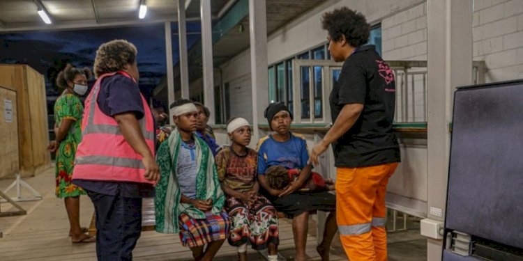 Anak-anak korban gempa bumi dirawat setelah dievakuasi oleh Manolos Aviation di Obura-Wonenara, Papua Nugini/Reuters