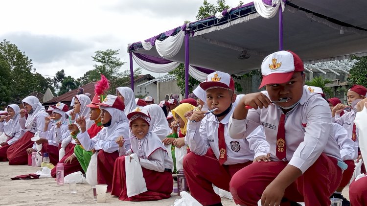 Kegiatan sikat gigi bersama anak-anak di Sekolah Dasar Negeri 03 Muara Enim. (Noviansyah/Rmolsumsel.id). 