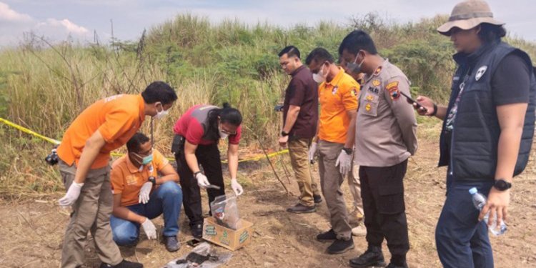 Pihak kepolisian melakukan olah tkp di lokasi penemuan jenazah diduga PNS Bappeda Semarang/Ist
