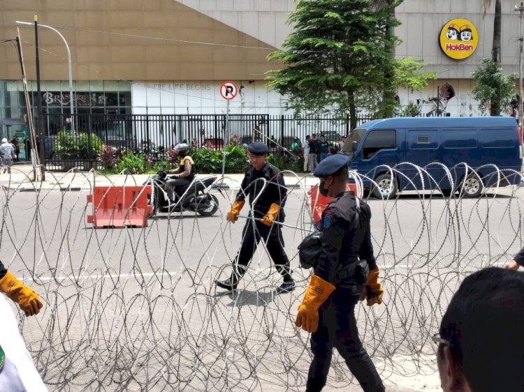 Pihak kepolisian memasang kawat berduri di depan pintu masuk Gedung DPRD Sumsel. (Dudy Oskandar/Rmolsumsel.id). 
