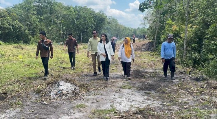 Ketua Tim Peneliti Polsri, Riana Mayasari saat meninjau lokasi Kampung Eduwisata Teluk Perepat, Ogan Ilir