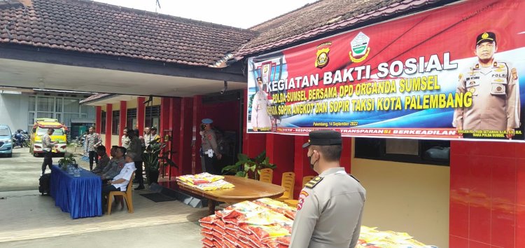 Polda Sumsel menyalurkan bantuan sosial kepada masyarakat terdampak kenaikan harga BBM/Ist