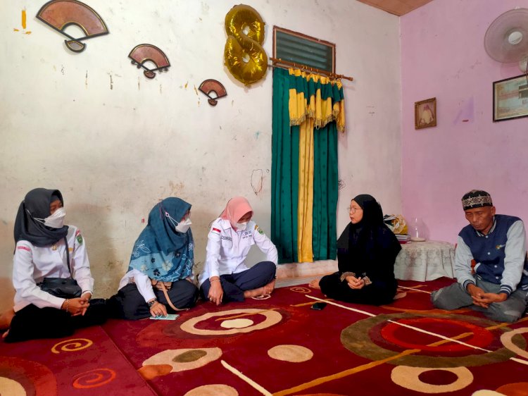 Kepala UPTD PPA dari Dinas PPPA Sumsel Aminah  saat berkunjung ke kediaman Soimah (45) yang merupakan ibu kandung dari AM (17) santri Gontor yang tewas dianiaya. (ist/ Dokumen Keluarga)