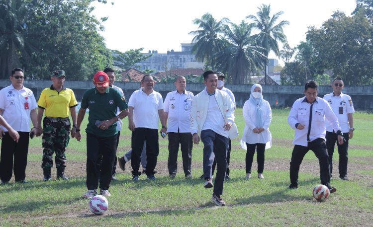 Sekda Palembang Ratu Dewa melakukan tendangan pertama dalam pembukaan turnamen sepakbola U17/ist