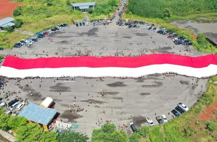 Bendera merah putih sepanjang 3.000 meter dibentang di peringatan Hari Ulang Tahun Pramuka ke 61 yang berlangsung di bundaran Agropolitan Muara Beliti, Kabupaten Mura.(foto Istimewa)