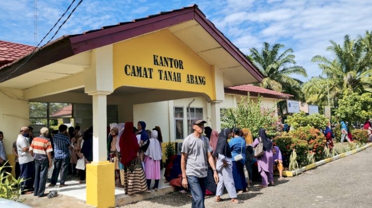 Ratusan warga menyerbu kantor Camat Tanah Abang untuk mendapatkan BLT BBM/RMOL
