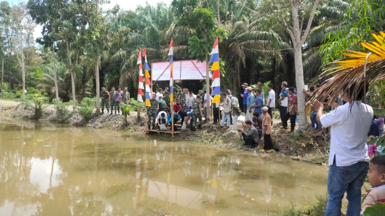 Komandan Korem 044/GAPO, Brigjen TNI M. Naudi Nurdika melakukan penebaran ribuan bibit ikan Nila dan meninjau tanaman jagung di Desa Harapan Jaya, Muara Enim/ist.