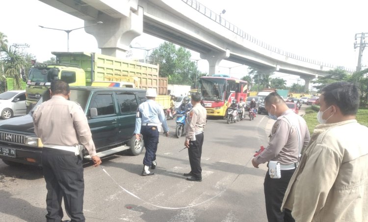 Pihak kepolisian melakukan olahraga tkp kecelakaan lalu-lintas/ist