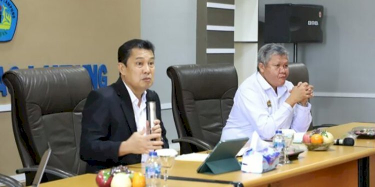 Heryandi (kiri) saat menjabat sebagai Wakil Rektor Unila/Dok Unila