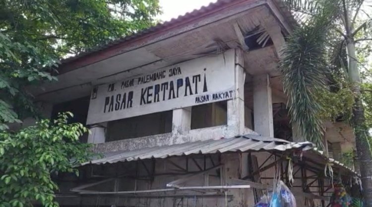 Atap bangunan Bangunan Pasar Kertapati di Jalan Ki Marogan, Kelurahan Ogan Baru, Kecamatan Kertapati Palembang ambruk/Foto: Amizon