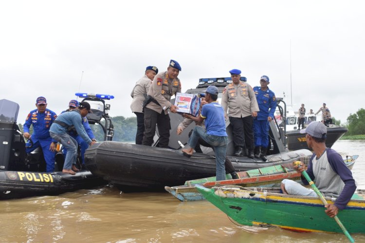 Kepolisian Daerah (Polda) Sumatera Selatan (Sumsel) melalui Ditpolairud membagikan bantuan sembako kepada masyarakat di perairan Borang, Kabupaten Banyuasin, Kamis (15/9).(ist/rmolsumsel.id)   