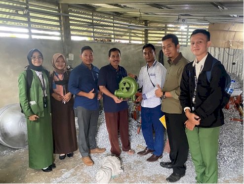 Peneliti Politeknik Sriwijaya saat melakukan pelatihan peningkatan kualitas produk pada UKM Mitra Mandiri di Kabupaten Banyuasin. (ist/rmolsumsel.id)
