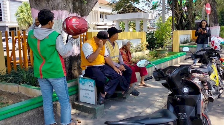 Tukang ojek pangkalan yang berada di depan kantor Bupati Muara Enim, Kamis (15/9).