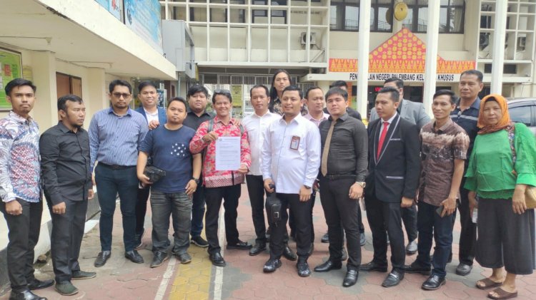 Puluhan advokat muda di Palembang, melakukan gugatan praperadilan terhadap Polda Sumsel yang telah menetapkan rekan mereka sebagai tersangka dugaan kasus pemeriasan, Kamis (15/9/).