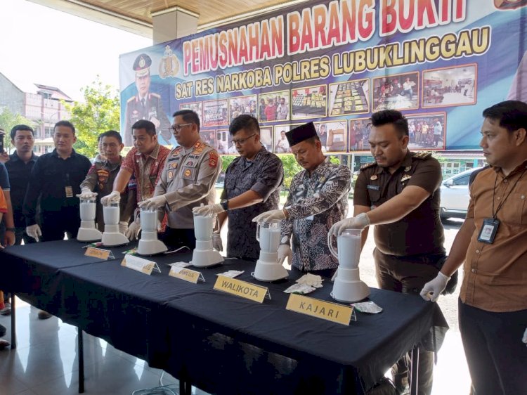 Polres Lubuklinggau melaksanakan pemusnahan barang bukti sabu 1,8 kg dengan cara diblender.(foto Istimewa)