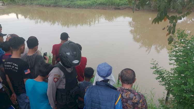 Proses evakuasi jenazah Mr X dari Sungai Dekranasda Jakabaring Palembang. (ist/rmolsumsel.id)