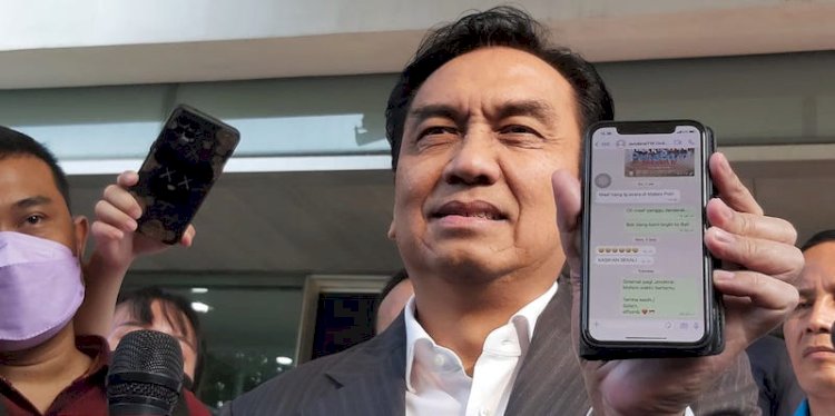 Anggota Komisi I DPR Effendi Simbolon tunjukkan bukti pesan singkat ancaman nyawa terhadap dirinya/RMOL