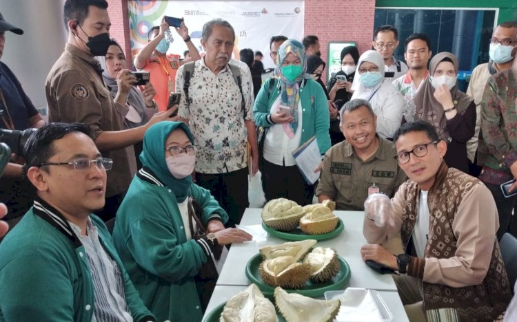 Ketua Umum Forwida, Dr. Ir. Diah Kusuma Pratiwi, MT bersama Sultan Palembang Darussalam,  Sultan Mahmud Badaruddin (SMB) IV Jaya Wikrama R.M.Fauwaz Diradja,S.H.M.Kn saat bertemu dengan Menteri Pariwisata dan Ekonomi Kreatif RI Sandiaga Uno beberapa waktu lalu/ist