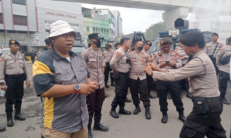 Aparat kepolisian mulai berjaga di lokasi aksi Bundaran Air Mancur Mesjid Agung Palembang/ist