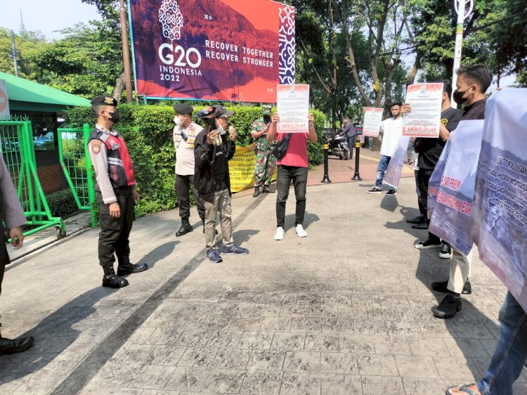 Massa Lentera Hijau Sriwijaya (LHS) saat melakukan aksi di depan  kantor Kementerian Lingkungan Hidup dan Kehutanan (KLHK) Jakarta.  (ist/rmolsumsel.id) 