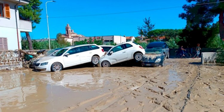 Mobil dan lumpur berserakan di jalan raya akibat banjir di Italia/ist