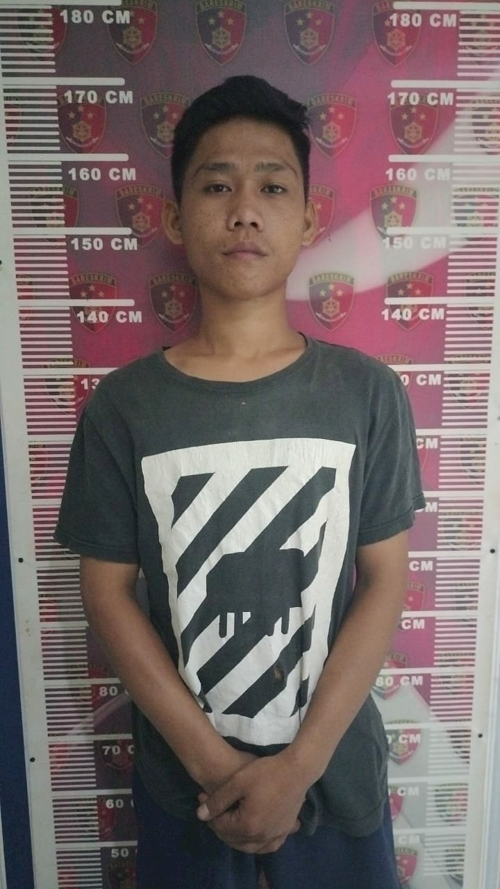 Heriansyah (21), salah satu kawanan pembobol warung manisan saat berada di Polrestabes Palembang, Sabtu (17/9).