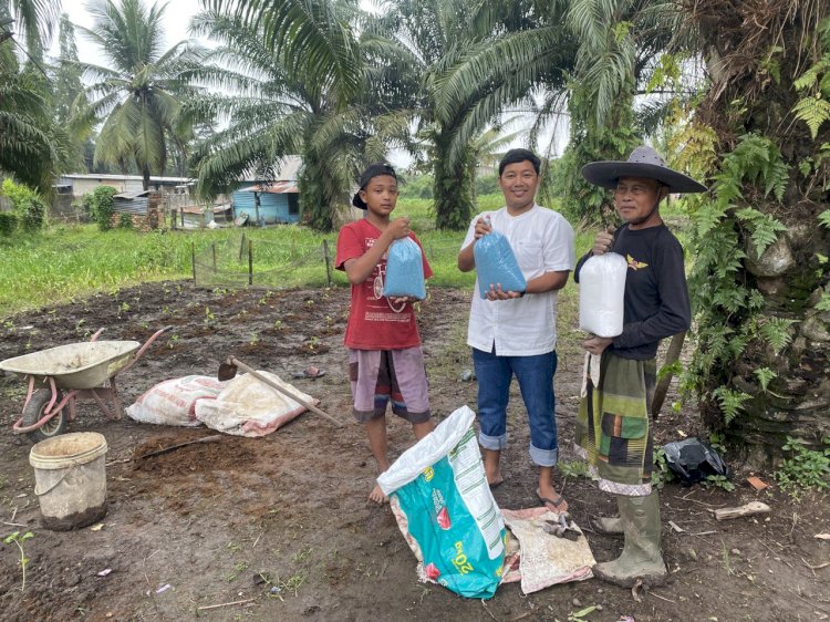 Ketua Tim Peneliti Program Penerapan Iptek Masyarakat (PIM) Politeknik Sriwijaya (Polsri), Jovan Febriantoko bersama petani di kawasan Talang Keramat, Banyuasin. (ist/rmolsumsel.id)