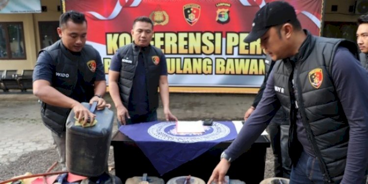 Unit Tipidter Satuan Reserse Kriminal (Satreskrim) Polres Tulang Bawang mengungkap tindak pidana penimbunan BBM subdisi jenis solar/Is