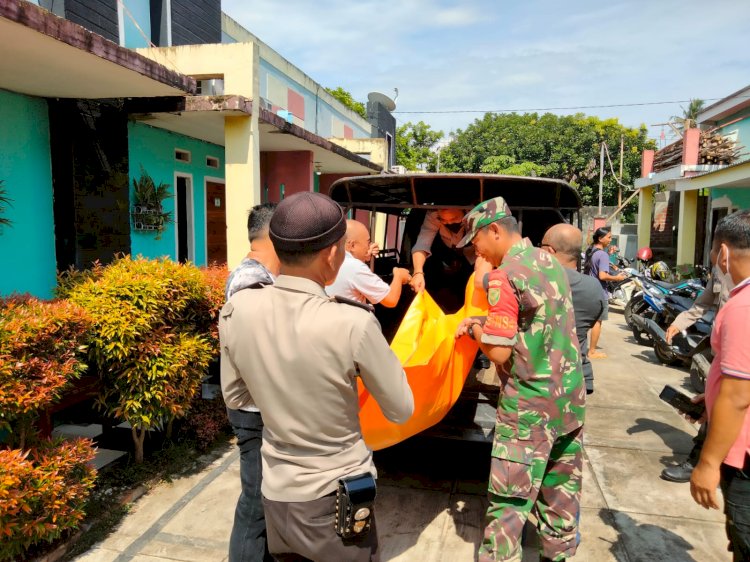 Petugas kepolisian dibantu warga dan anggota TNI melakukan evakuasi terhadap jasad Rami. (ist/rmolsumsel.id)
