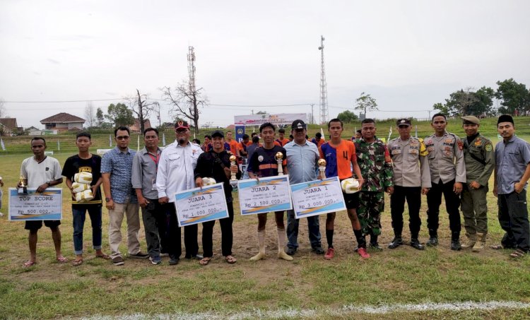 Penyerahan hadiah kepada pemenang Kompetisi U-17 yang digelar PSSI PALI. (ist/rmolsumsel.id)