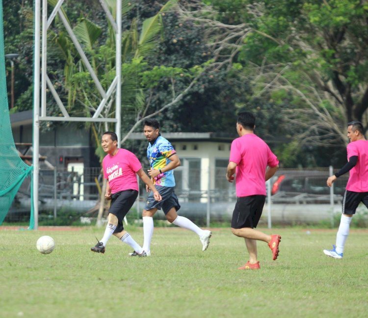 Kegiatan Fun Football antara karyawan Bank Mandiri melawan Jurnalis FC di Jakabaring Palembang. (ist/rmolsumsel.id)