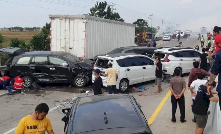 Kecelakaan beruntun di Tol Pemalang yang menewaskan anak dari Jamintel Amir Yanto/ist