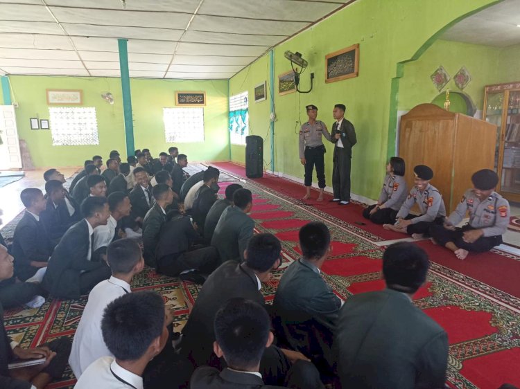 Pengarahan kepada siswa SMA Negeri 1 dari personel Polres Empat Lawang/ist