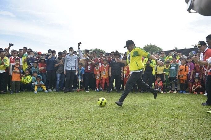 Gubernur Sumsel Herman Deru membuka Festival sepakbola usia dini/ist