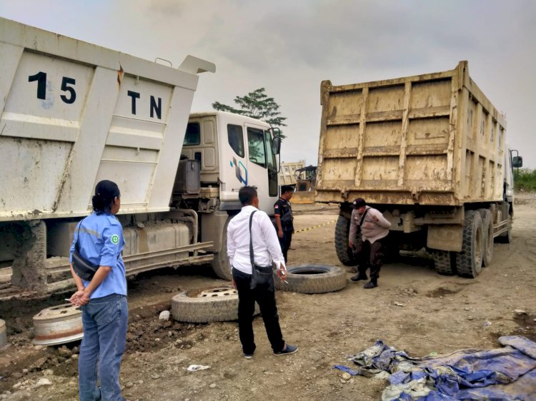 Petugas kepolisian melakukan olah Tempat Kejadian Perkara (TKP) di lokasi terlindasnya pekerja di areal IUP PT Duta Alam Sumatera.  (ist/rmolsumsel.id)