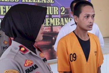 Pelaku saat diamankan pihak kepolisian. (Ist/Rmolsumsel.id). 