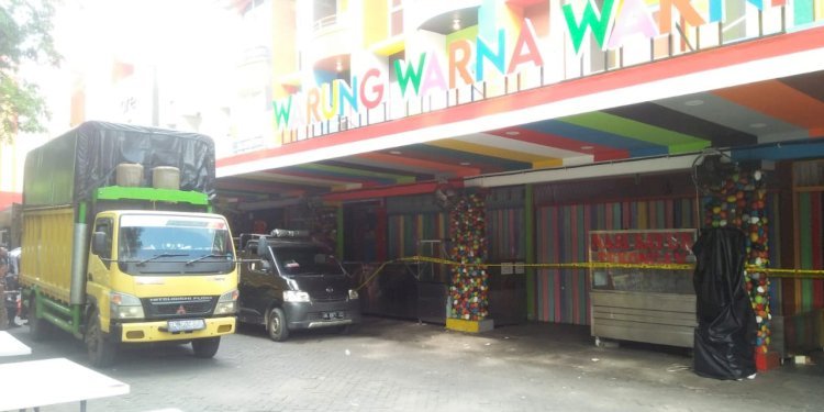 Garis Polisi terpasang pada bangunan milik bos judi online Apin BK di Komplek Cemara Asri/Ist