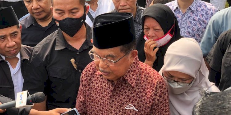 Mantan Wakil Presiden Jusuf Kalla saat menghadiri pemakaman Ketua Dewan Pers, Azyumardi Azra/RMOL