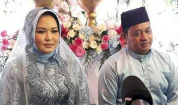 Bupati Banyuasin Askolani dan dr Sri Fitriyanti sewaktu melangsungkan pernikahan/ist