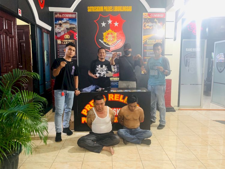 Para pelaku modus bobol dan ganjal mesin ATM dengan tusuk gigi saat diamankan di Satreskrim Polres Lubuklinggau.(foto Istimewa)